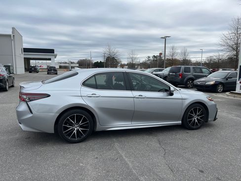 Used 2022 Toyota Camry SE image 10