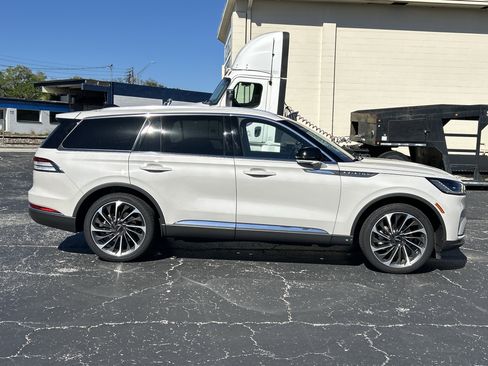 Used 2025 Lincoln Aviator Reserve w/ Illumination Package image 2