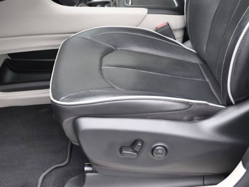 Used 2022 Chrysler Pacifica Limited image 7