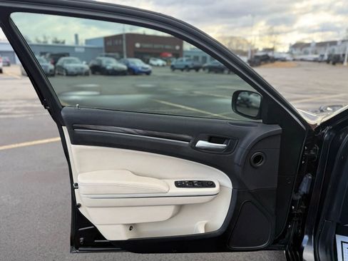 Used 2018 Chrysler 300 Touring L image 10