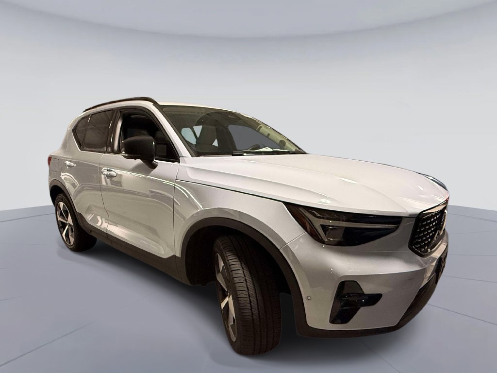 Used 2026 Volvo XC40 B5 Plus AWD/4WD image 2
