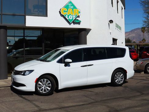 Used 2020 Chrysler Voyager L image 4