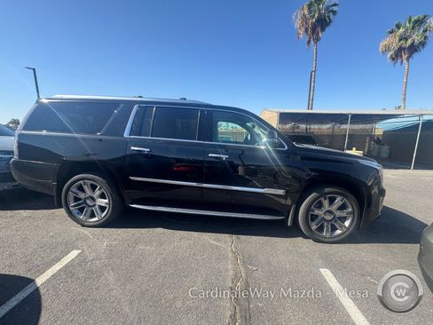 Used 2019 Cadillac Escalade ESV Luxury AWD/4WD image 3