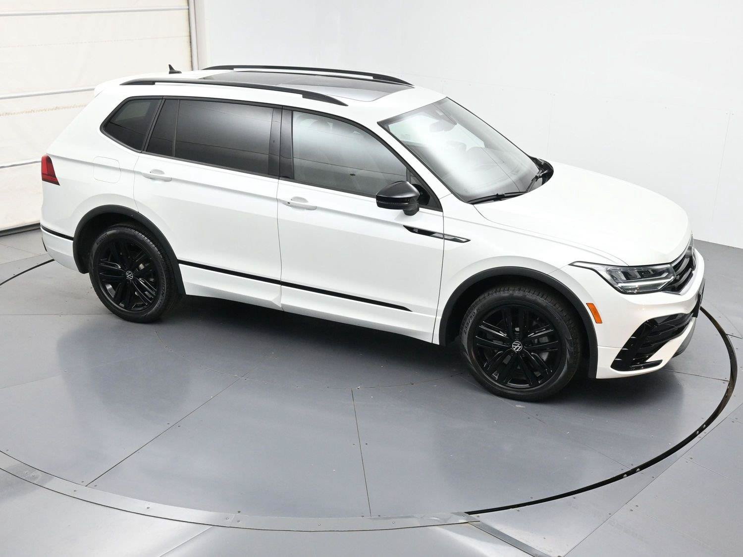 Used 2022 Volkswagen Tiguan SE R-Line AWD/4WD image 35