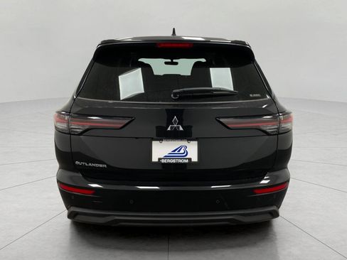 New 2026 Mitsubishi Outlander ES image 4