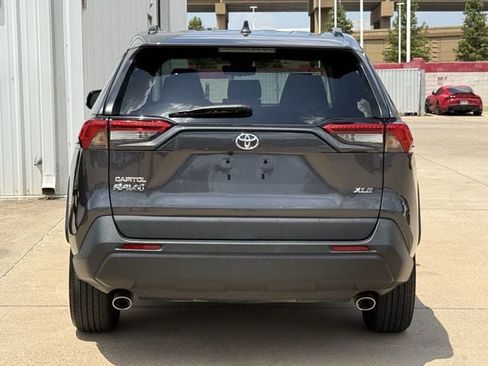Used 2021 Toyota RAV4 XLE FWD image 5