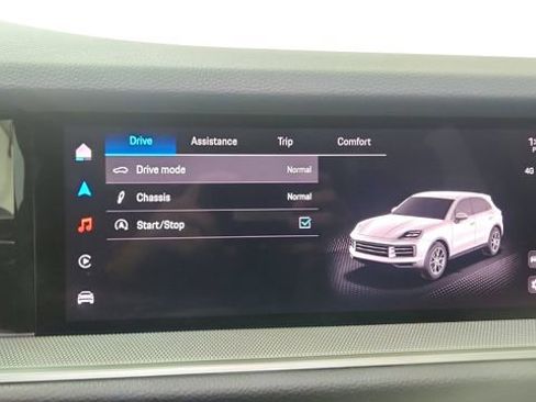 Used 2025 Porsche Cayenne w/ Premium Package image 47