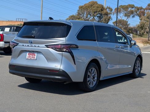 Used 2025 Toyota Sienna LE FWD image 14