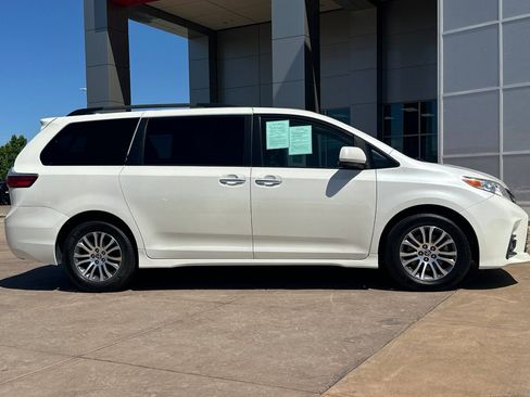 Certified 2020 Toyota Sienna XLE w/ XLE Navigation Package FWD image 3