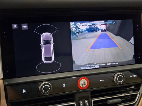 Certified 2023 Porsche Macan AWD/4WD image 22
