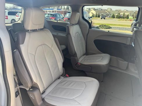 Used 2017 Chrysler Pacifica Touring-L Plus w/ Tire & Wheel Group image 24