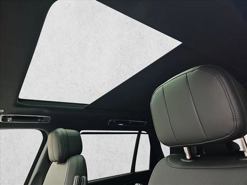 New 2025 Land Rover Range Rover Long Wheelbase SE image 30