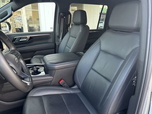 Used 2025 Chevrolet Suburban Z71 image 13