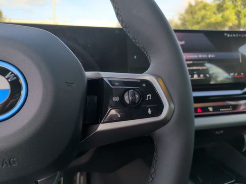 Used 2026 BMW i5 eDrive40 w/ M Sport Package RWD image 19