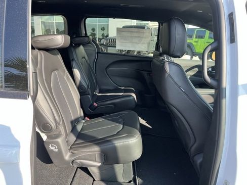 New 2026 Chrysler Pacifica Select w/ S Appearance Package image 20