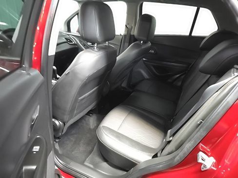 Used 2021 Chevrolet Trax LT w/ LT Convenience Package AWD/4WD image 30