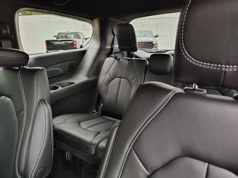 New 2026 Chrysler Pacifica Select FWD image 33