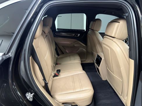 Used 2021 Porsche Cayenne AWD/4WD image 28