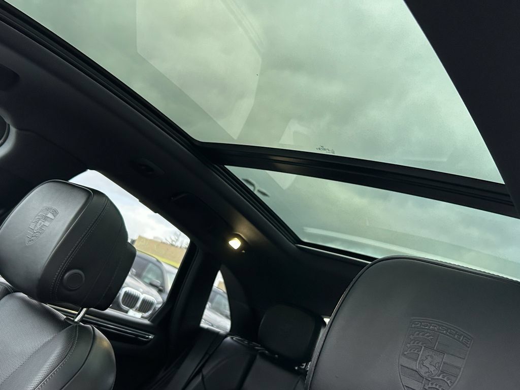 Used 2025 Porsche Macan AWD/4WD image 16
