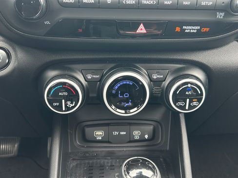 Used 2023 Hyundai Venue Limited FWD image 23