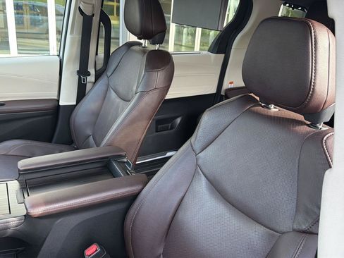 Used 2023 Toyota Sienna Platinum FWD image 30