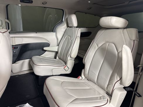 Used 2020 Chrysler Pacifica Limited FWD image 12