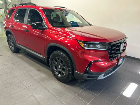Used 2025 Honda Pilot TrailSport image 2