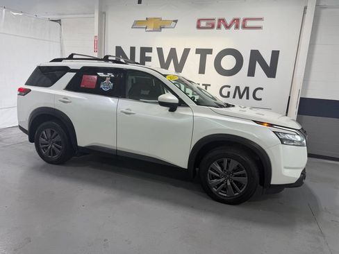 Used 2023 Nissan Pathfinder SV w/ Black Appearance Package AWD/4WD image 2