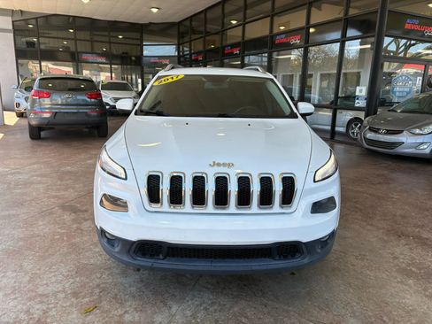 Used 2017 Jeep Cherokee Latitude w/ Safety/Convenience Group FWD image 2