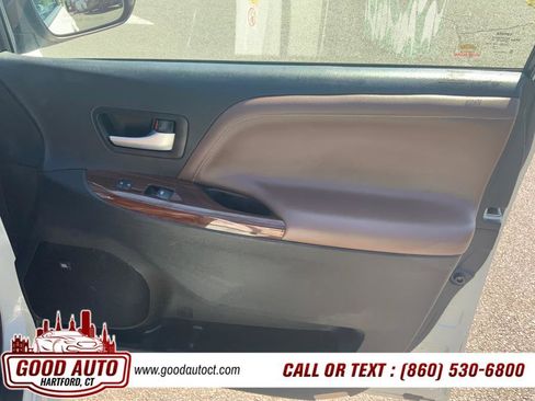 Used 2018 Toyota Sienna XLE AWD 7-Passenger (Natl) image 12