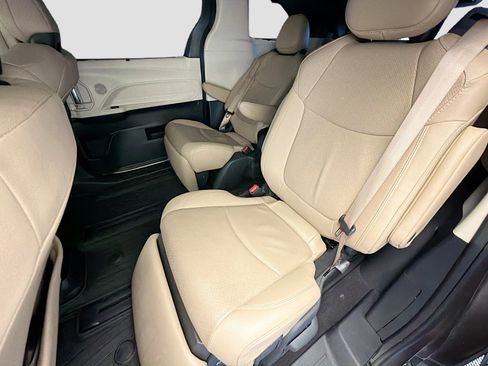Used 2024 Toyota Sienna Limited FWD image 13