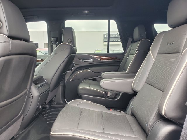 Used 2024 Cadillac Escalade Premium Luxury AWD/4WD image 31
