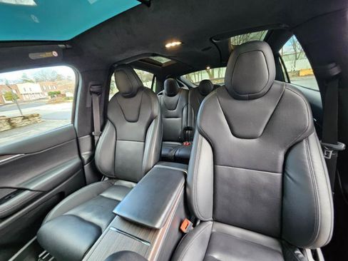 Used 2022 Tesla Model X image 33