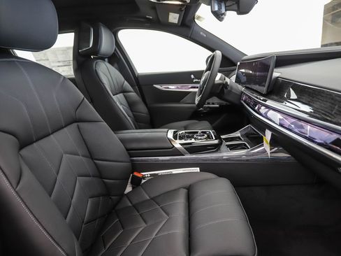 Used 2025 BMW i7 xDrive60 image 31