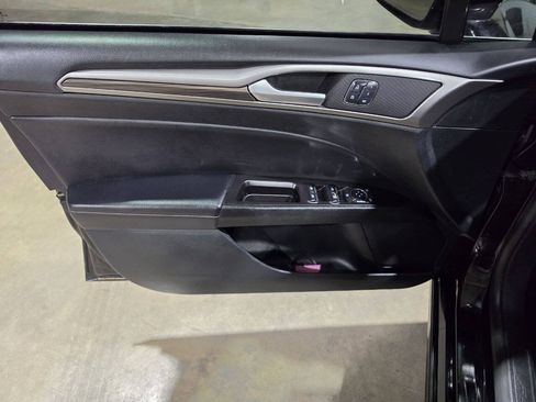 Used 2017 Ford Fusion SE w/ Fusion SE Technology Package FWD image 25