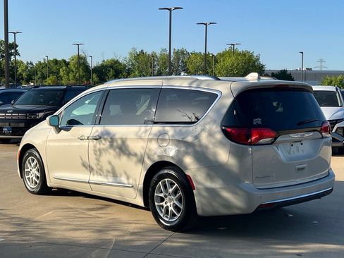 Used 2020 Chrysler Pacifica Touring-L FWD image 9