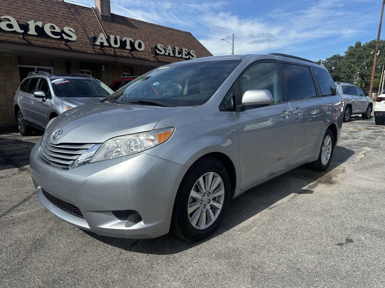 Used 2017 Toyota Sienna LE AWD/4WD image 2