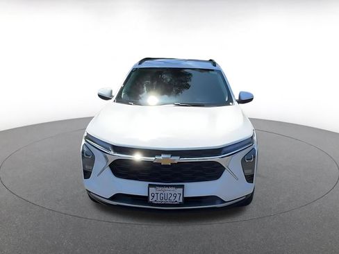 Used 2025 Chevrolet Trax LT w/ LT Convenience Package FWD image 4