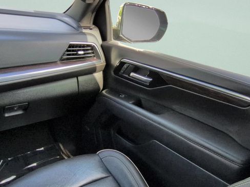 Used 2025 Chevrolet Tahoe Premier AWD/4WD image 13