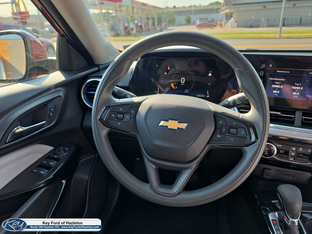 Used 2025 Chevrolet Trax LT FWD image 24