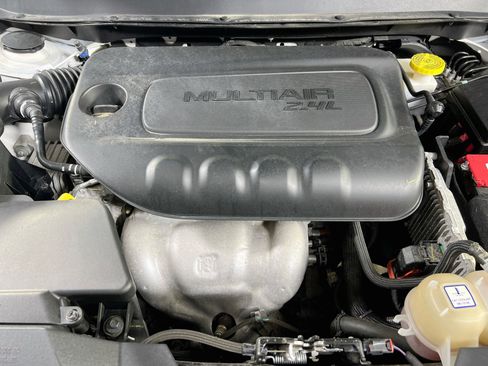 Used 2019 Jeep Cherokee Latitude Plus w/ Cold Weather Group AWD/4WD image 28