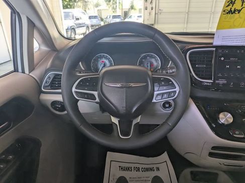 Used 2024 Chrysler Pacifica Touring-L FWD image 16
