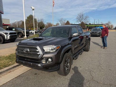 Used 2016 Toyota Tacoma TRD Sport w/ Towing Package RWD image 2