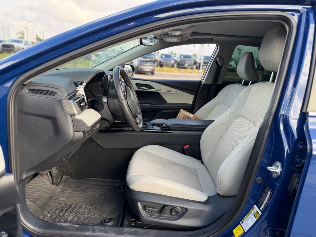 Used 2025 Toyota Camry XLE FWD image 5