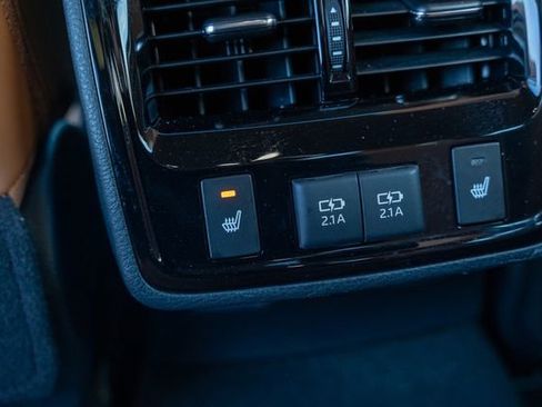 Used 2020 Toyota Avalon Limited image 19