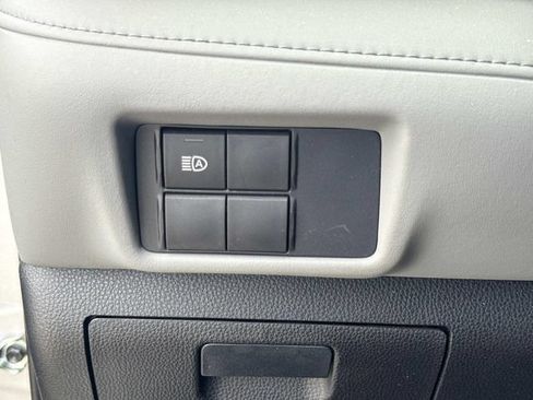 Used 2021 Toyota Highlander L FWD image 26