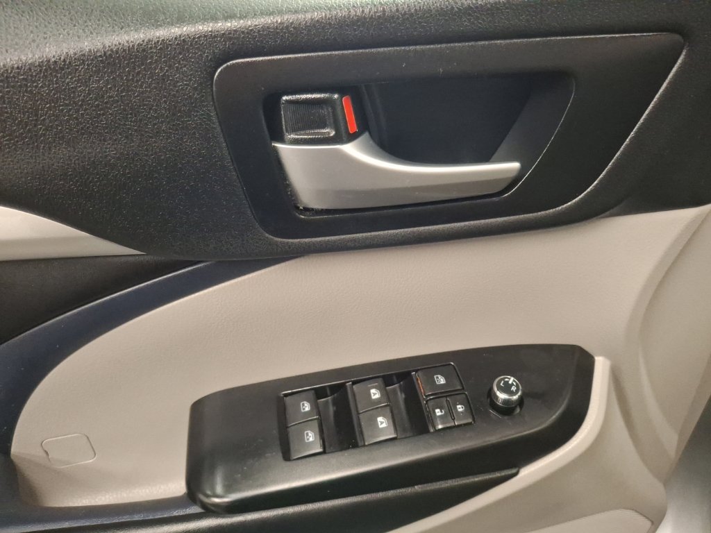 Used 2019 Toyota Highlander XLE AWD/4WD image 15