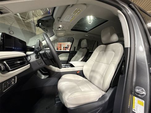Used 2025 Lincoln Aviator Premiere w/ Jet Appearance Package image 13