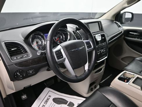 Used 2013 Chrysler Town & Country Touring-L w/ Driver Convenience Group FWD image 13