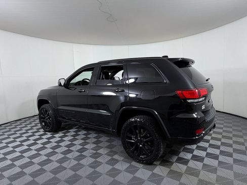 Used 2021 Jeep Grand Cherokee Laredo X AWD/4WD image 3